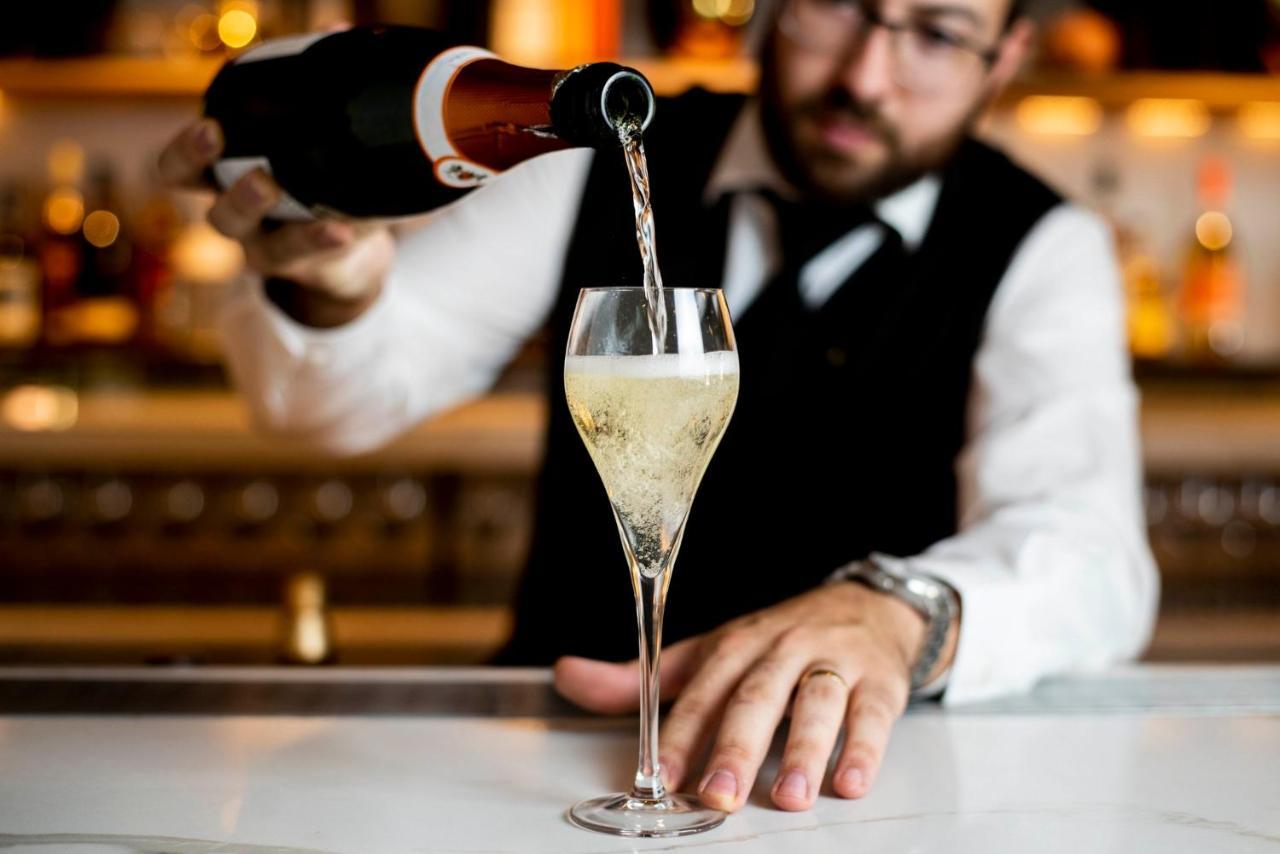 Intercontinental Perth City Centre By Ihg Exterior foto Champagne being poured