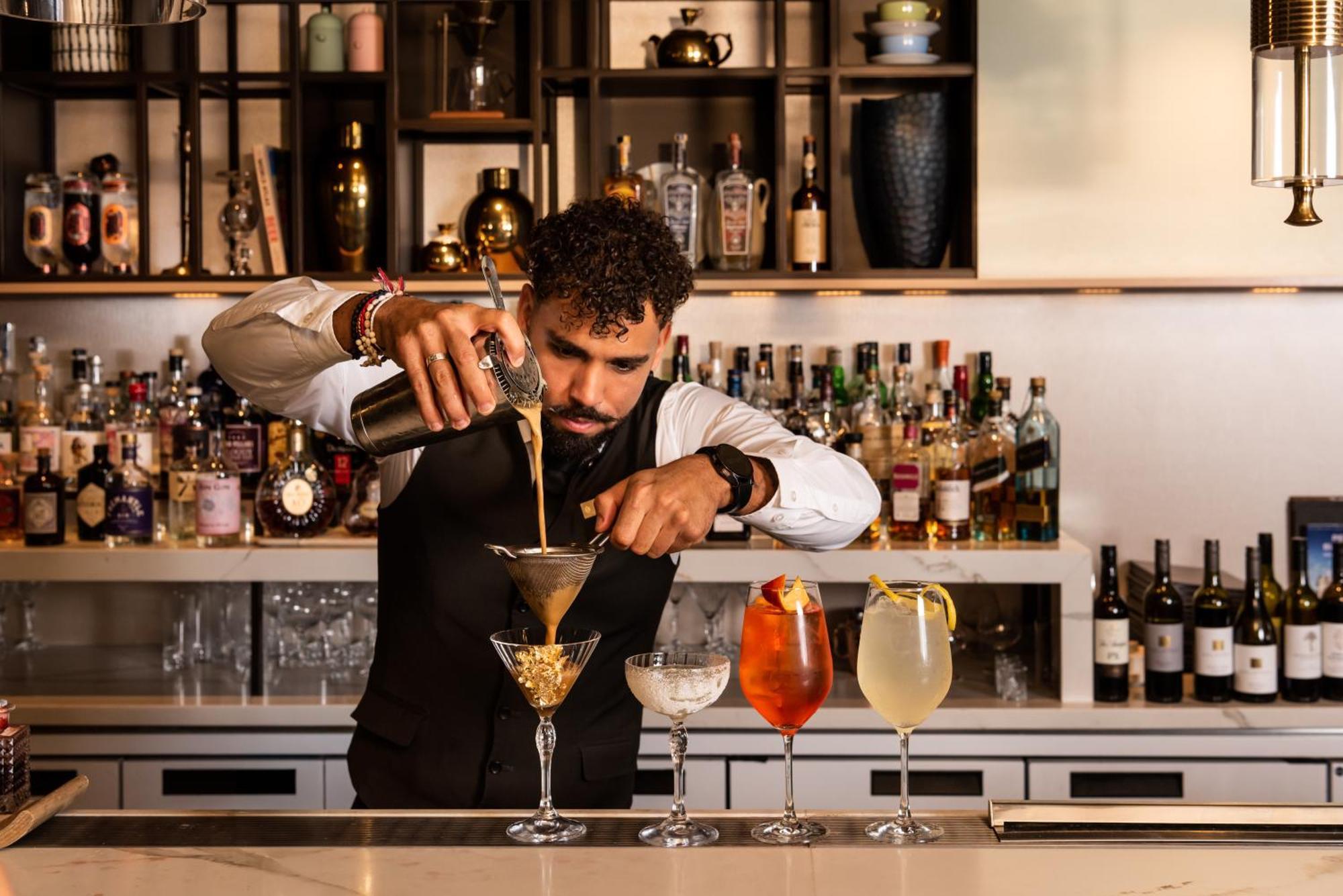Intercontinental Perth City Centre By Ihg Exterior foto A bartender at work